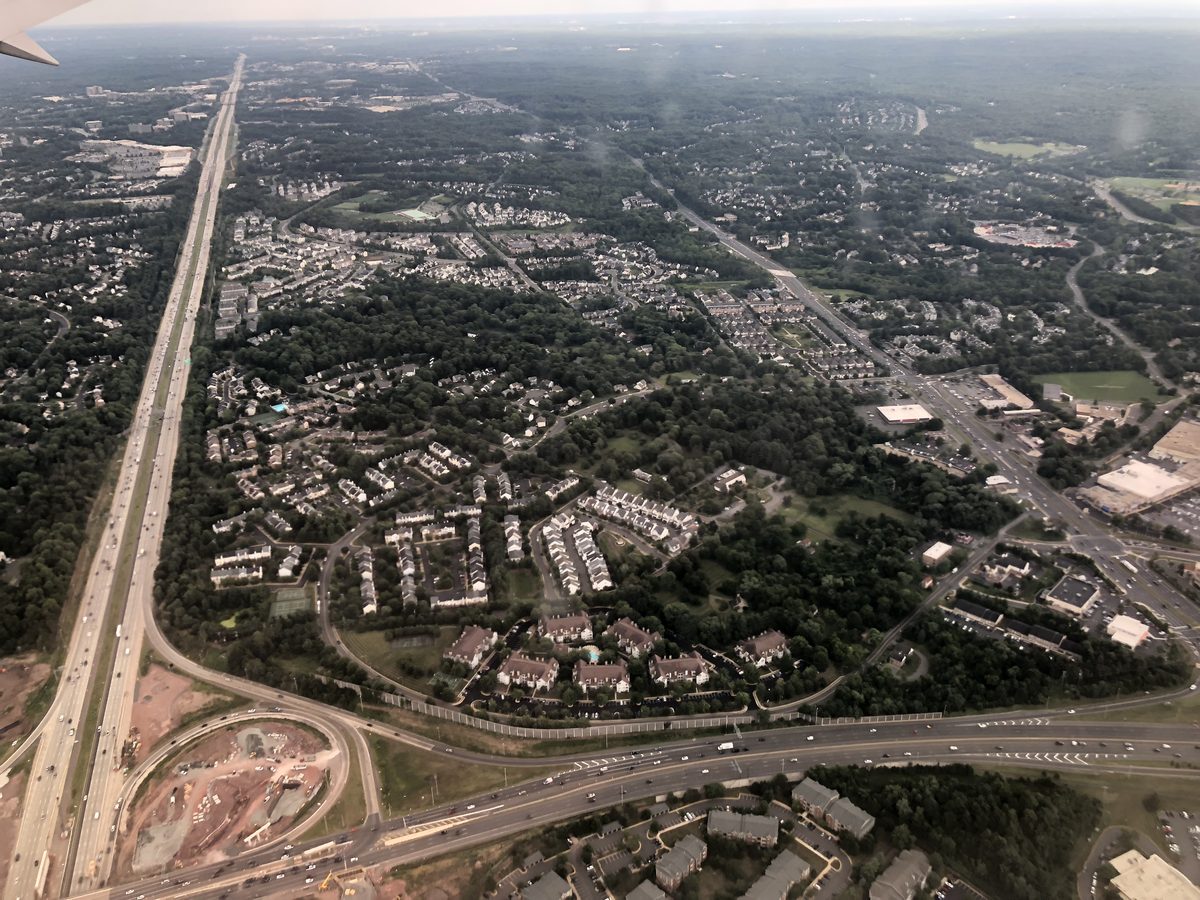 2019-07-22 15 58 26 View east along Interstate 66 and U.S. Route 29 (Lee Highway) from an airplane heading for Washington Dulles International Airport passing over Virginia State Route 28 in Centreville, Fairfax County, Virginia in Centreville, VA